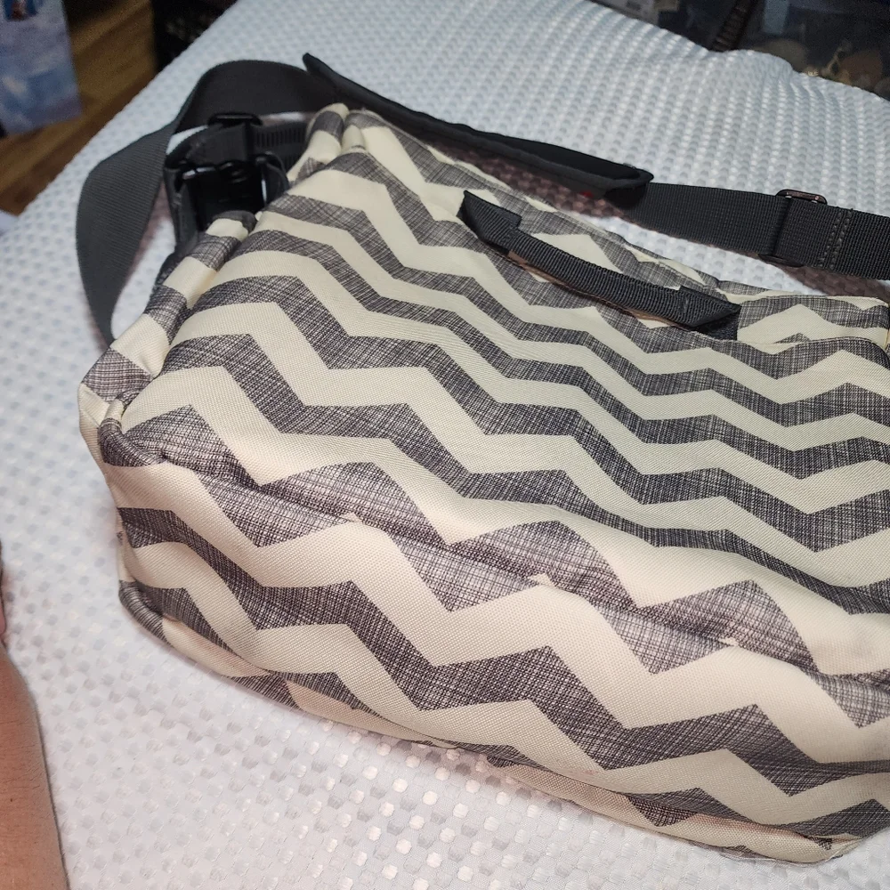 KIP*HOP EUC DASH CHEVRON LARGE DIAPER BAG CROSSBODY BAG